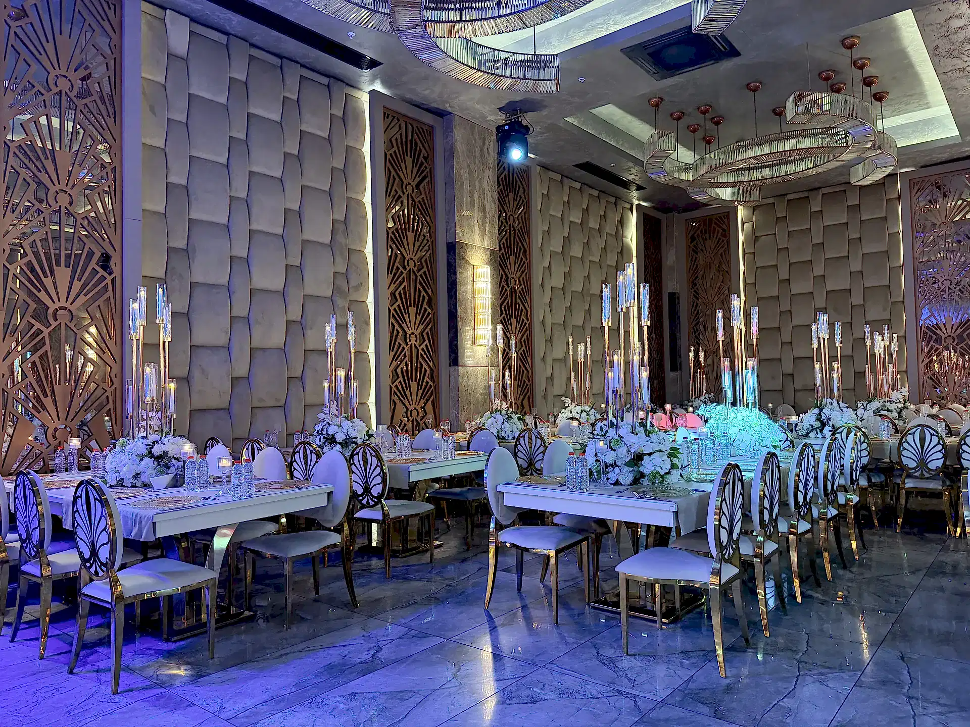 Glory De Luxe Wedding Venue büyük salon — genel görünüm ve davet düzeni
