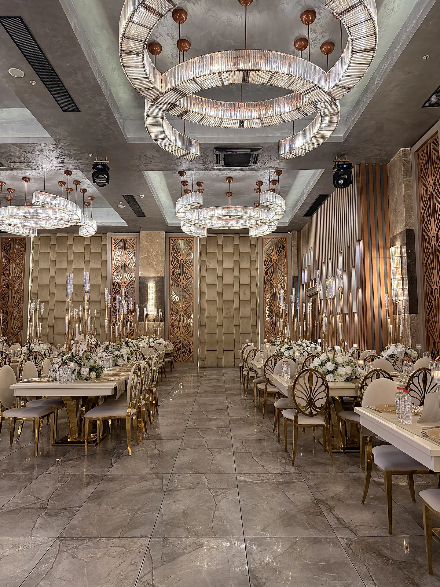 Glory De Luxe Wedding Venue salon — gelin yolu ve sahne ışıkları