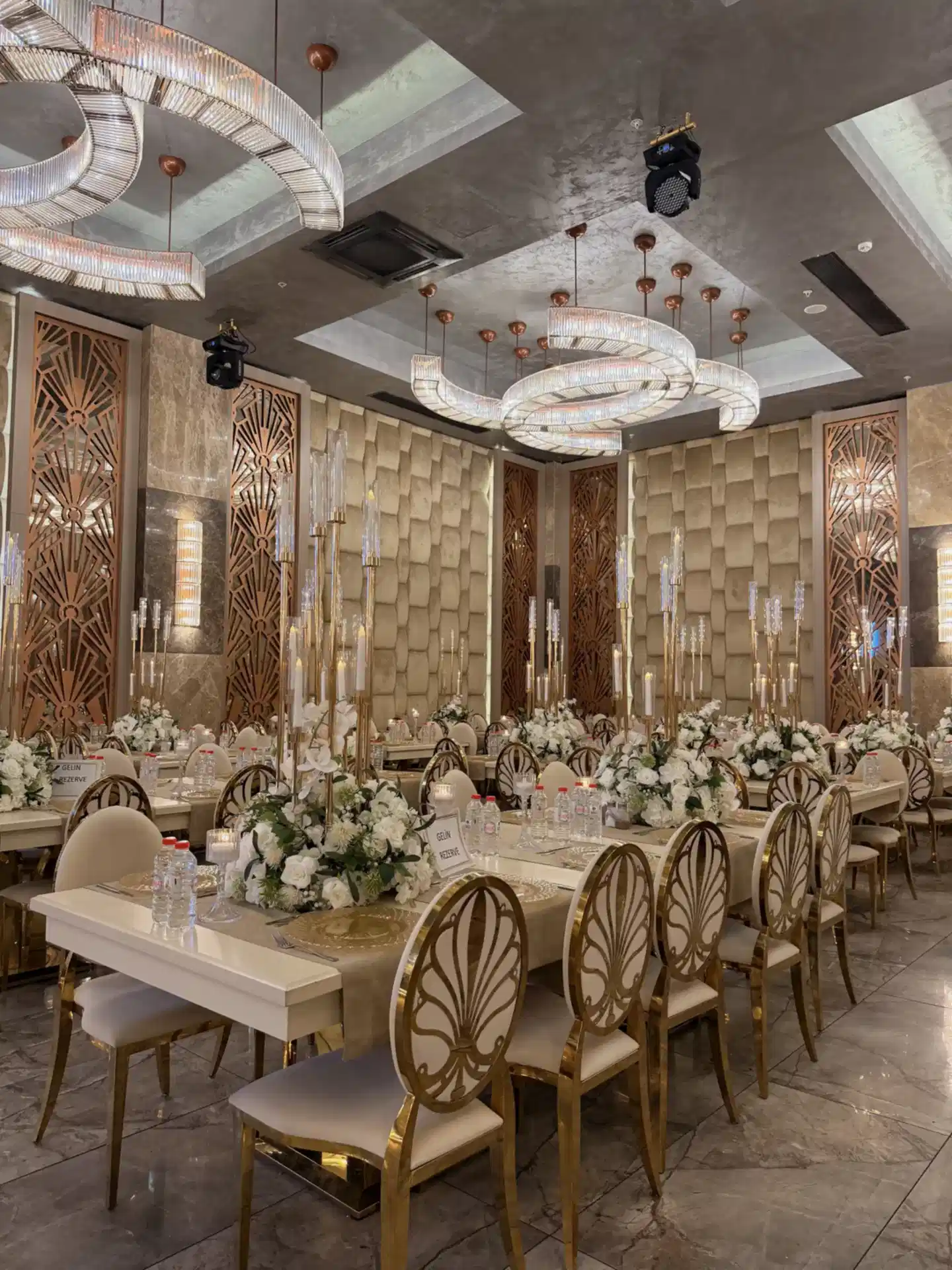 Glory De Luxe Wedding Venue salon — zarif dekor detayı
