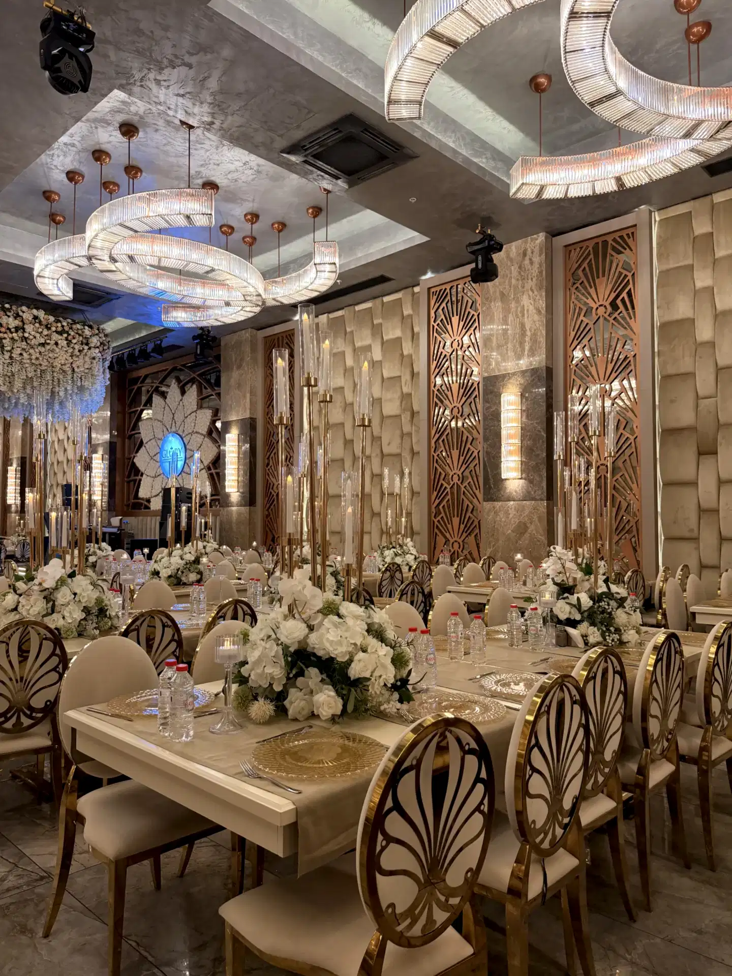 Glory De Luxe Wedding Venue salon — masa kompozisyonu ve mum dekor