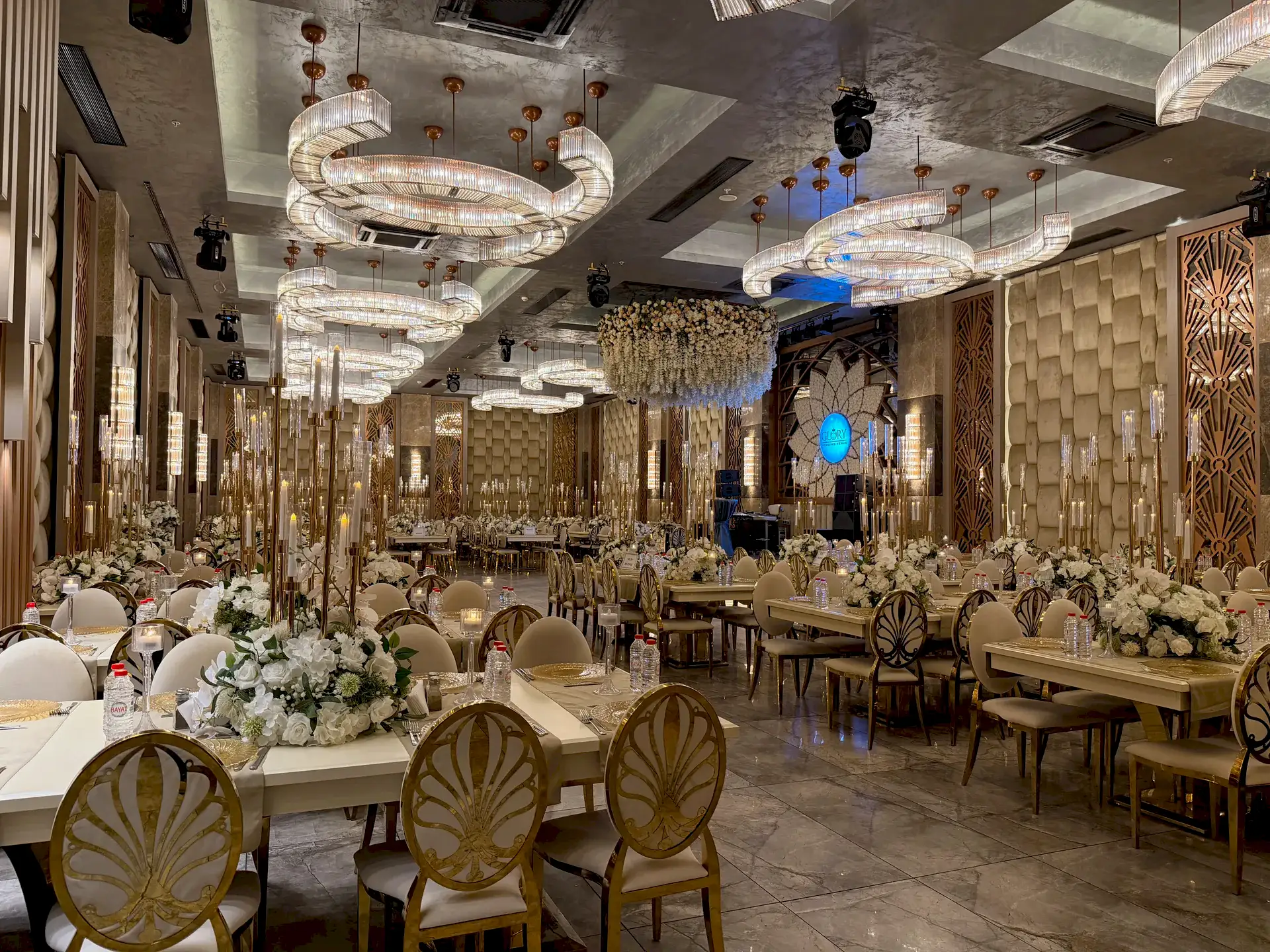Glory De Luxe Wedding Venue salon — gece atmosferi ve kalabalık