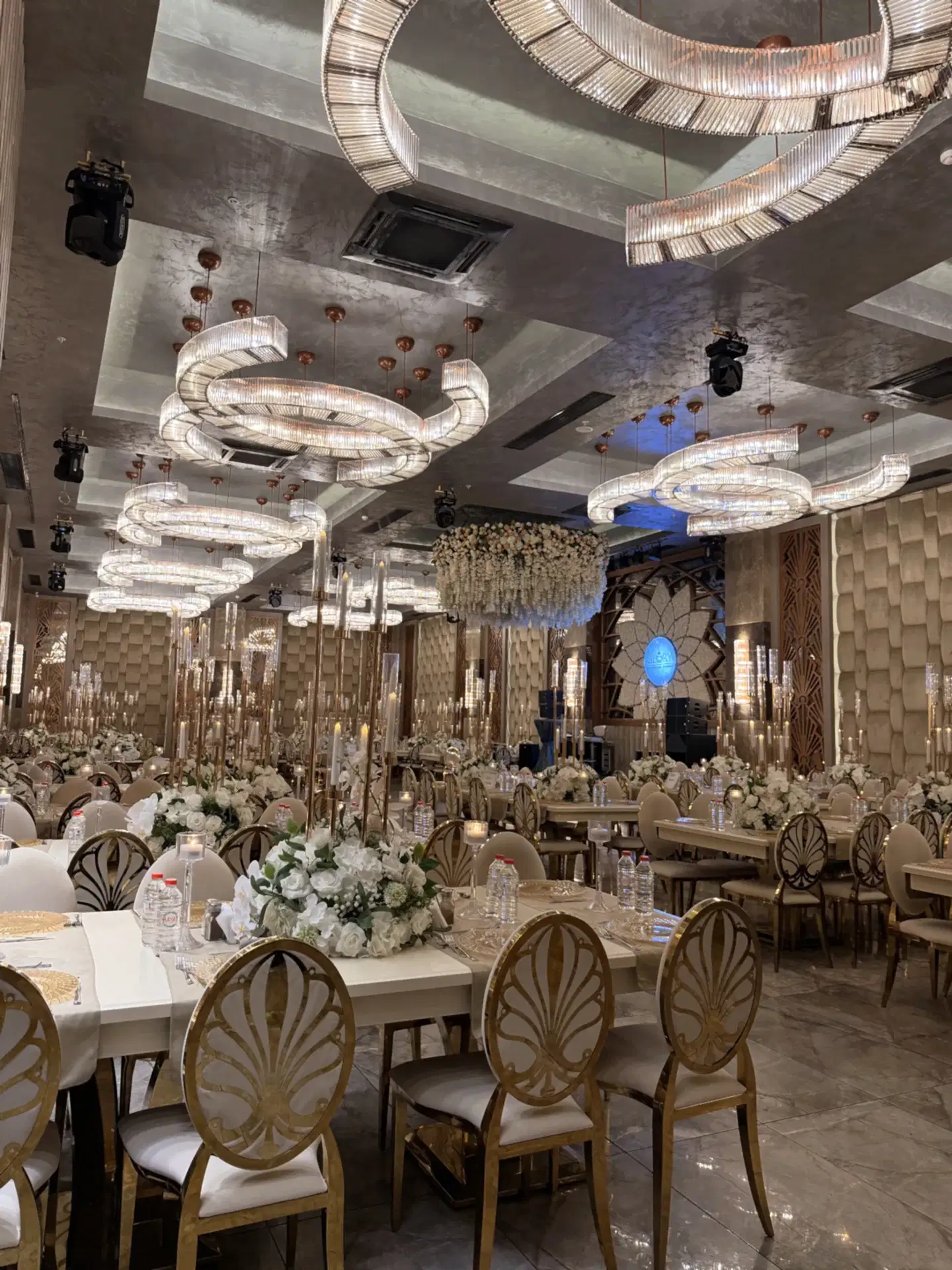 Glory De Luxe Wedding Venue salon — sahne süslemesi detay