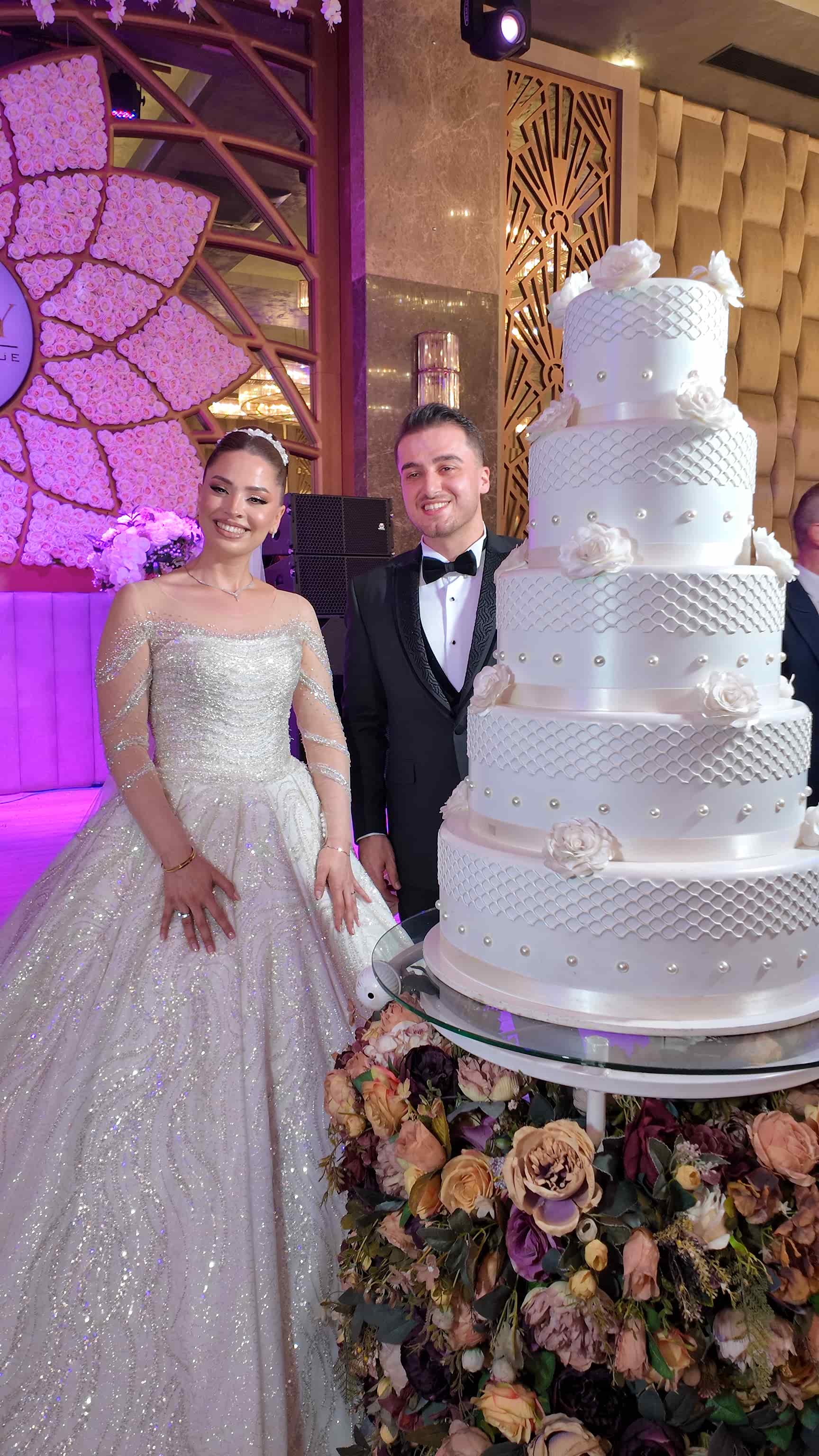Glory De Luxe Wedding Venue — gelin damat ve beş katlı düğün pastası anı