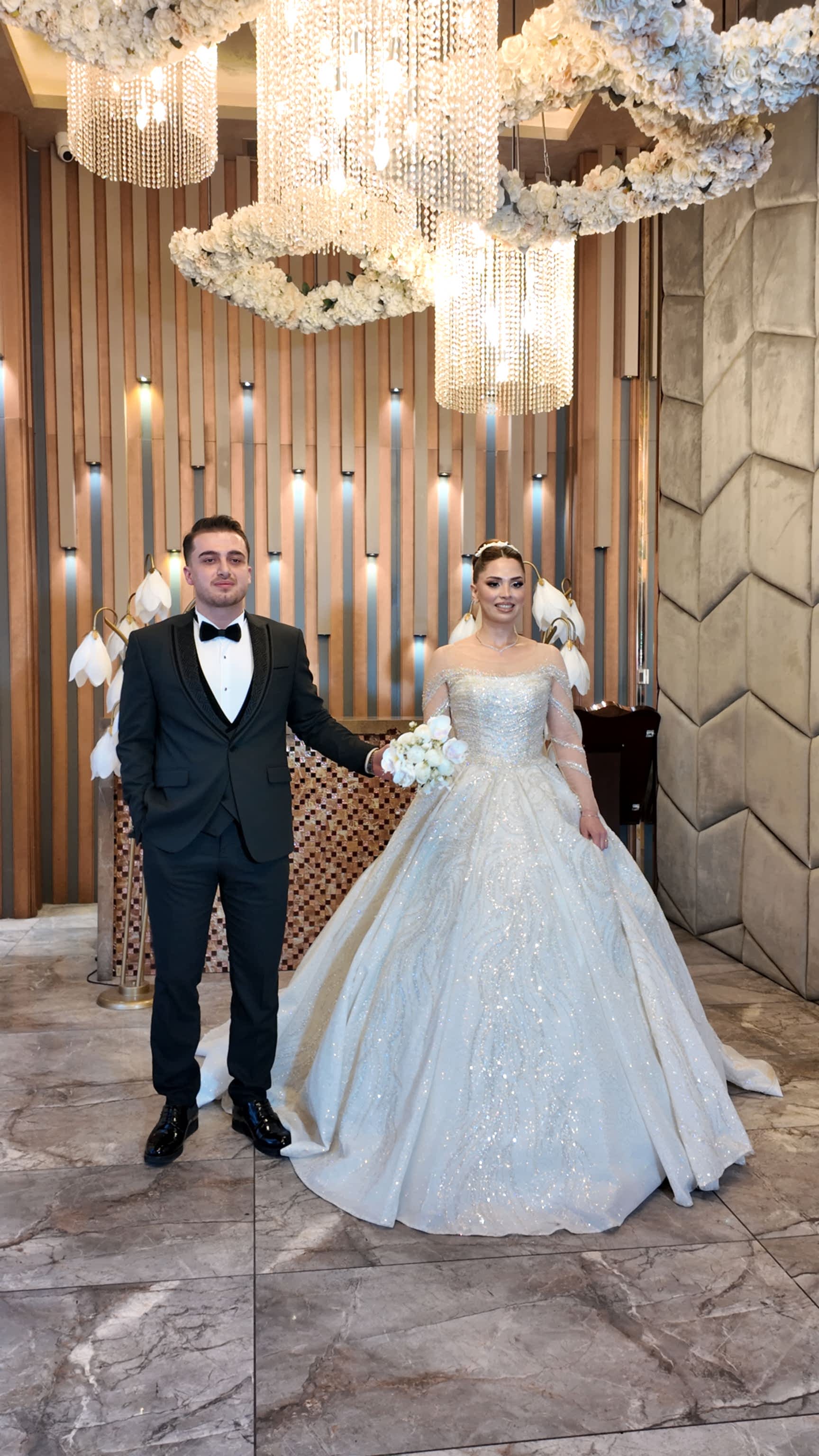 Glory De Luxe Wedding Venue — gelin damat lobi anı ve kristal avize