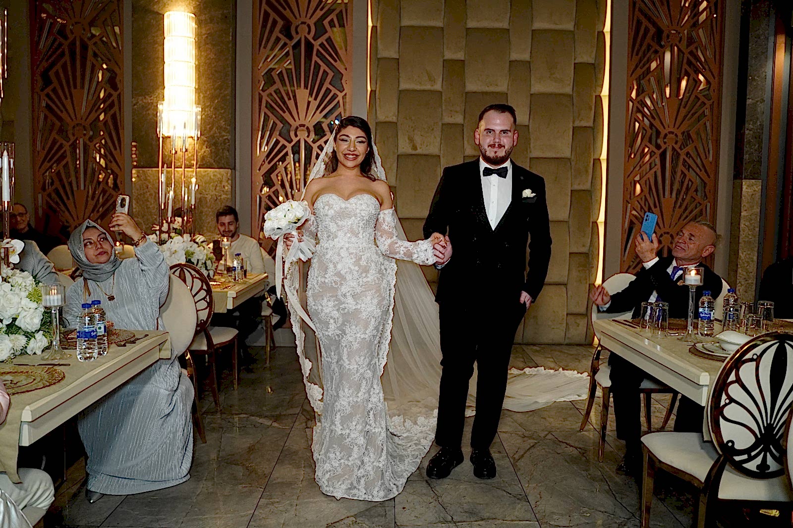 Glory De Luxe Wedding Venue — gelin damat ve davetli misafir karşılama anı