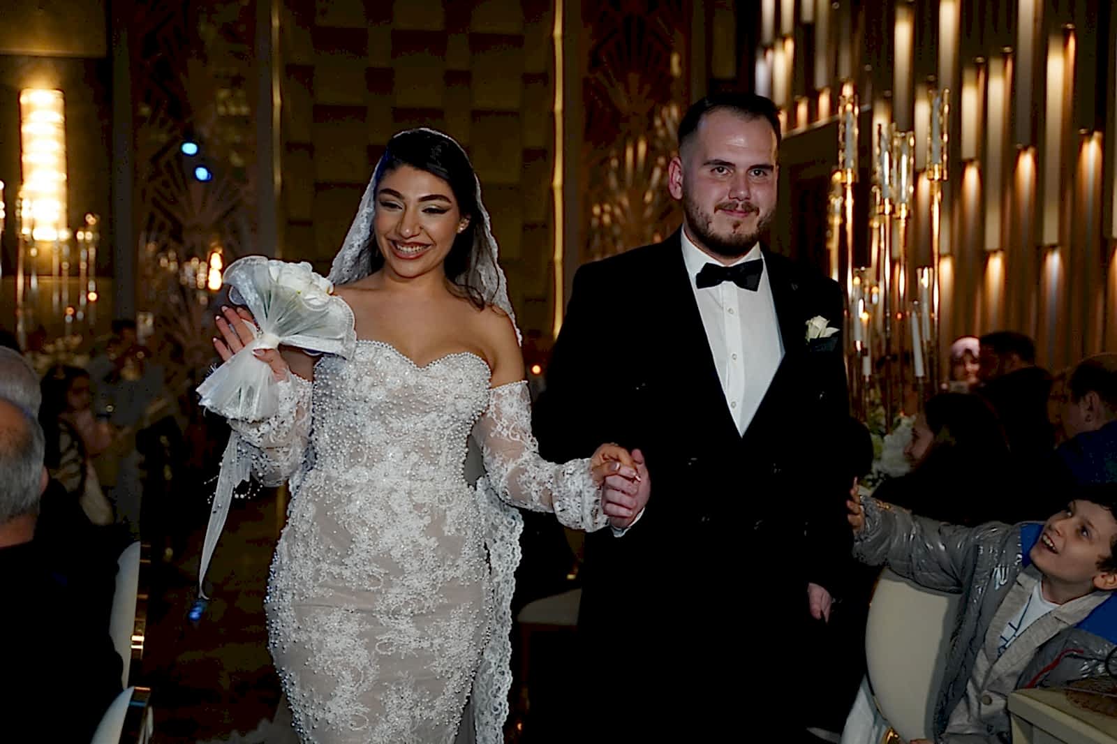 Glory De Luxe Wedding Venue — gelin damat sahne girişi ve ışık şovu