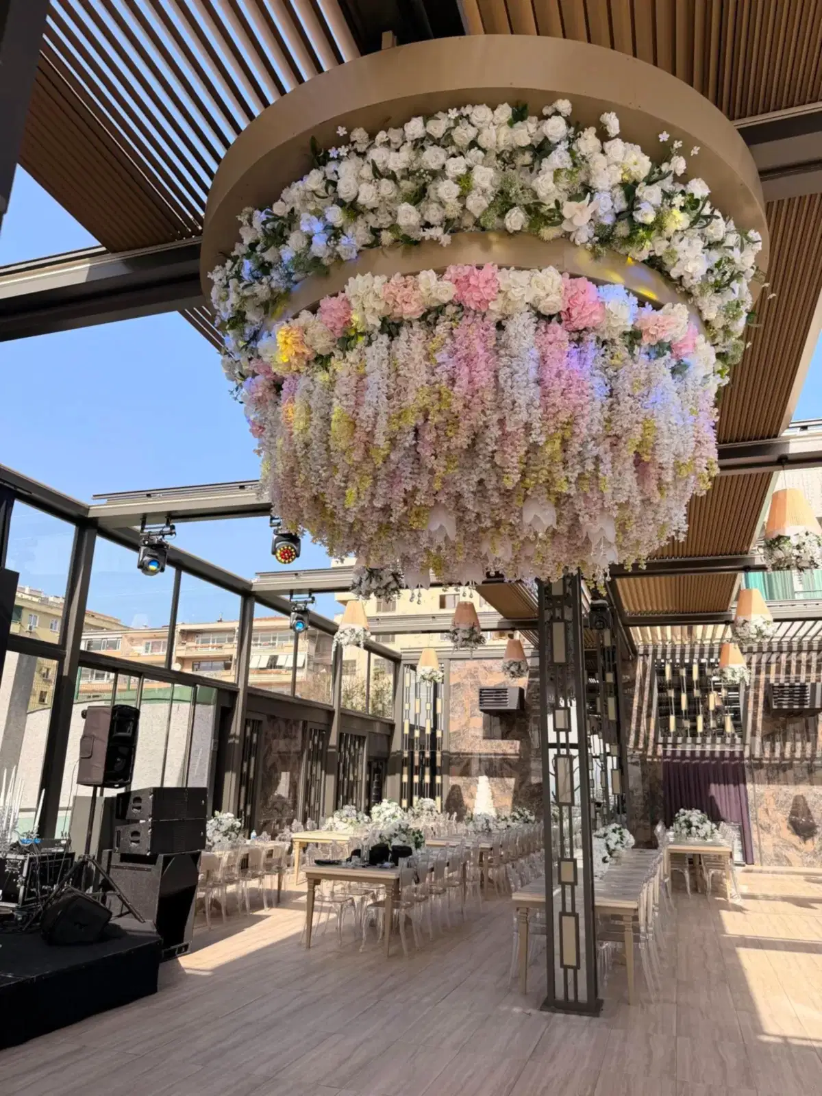 Glory Wedding Destiny Marine Hotel Kartal — açık hava salon, çiçek ve avize yakın çekim