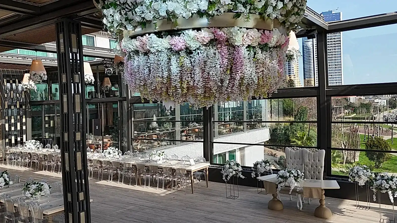 Glory Wedding Destiny Marine Hotel Kartal — gelin koltuğu ve sarkıt çiçek dekor