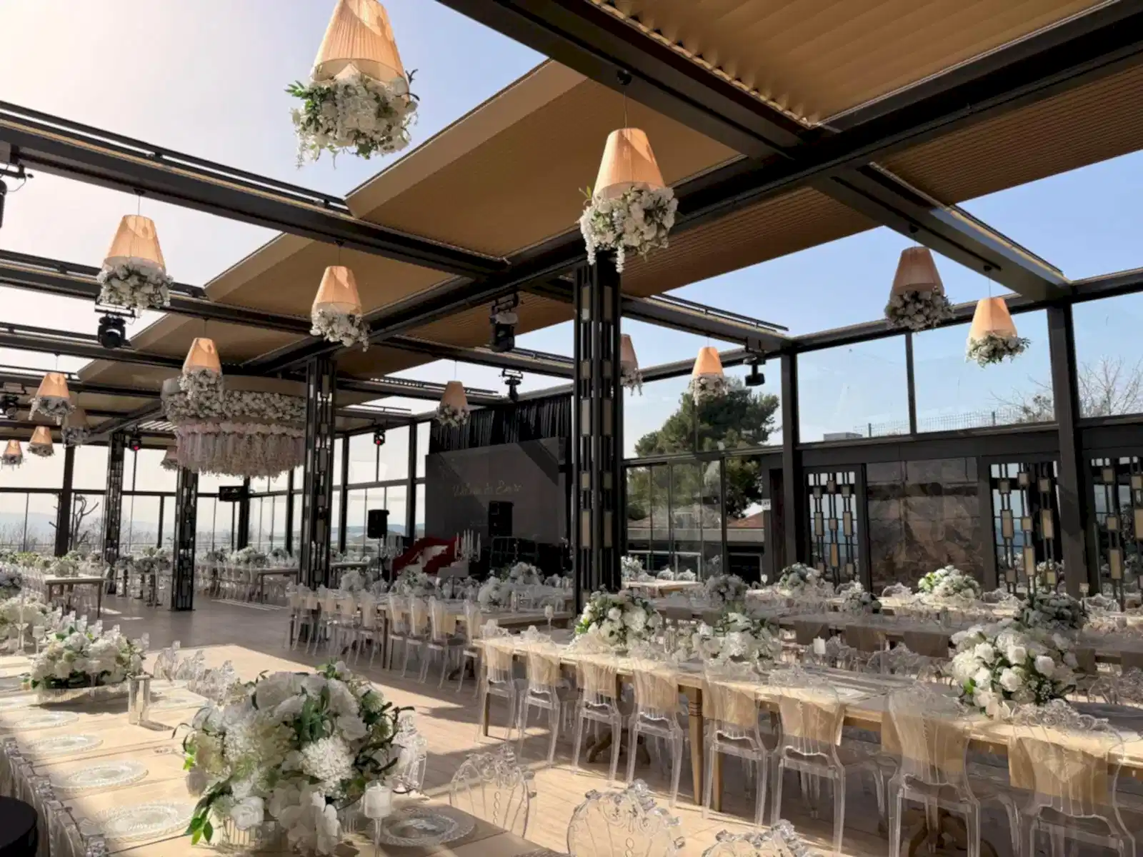 Glory Wedding Destiny Marine Hotel Kartal — cam tavan salon, beyaz çiçek ve gündüz masa düzeni