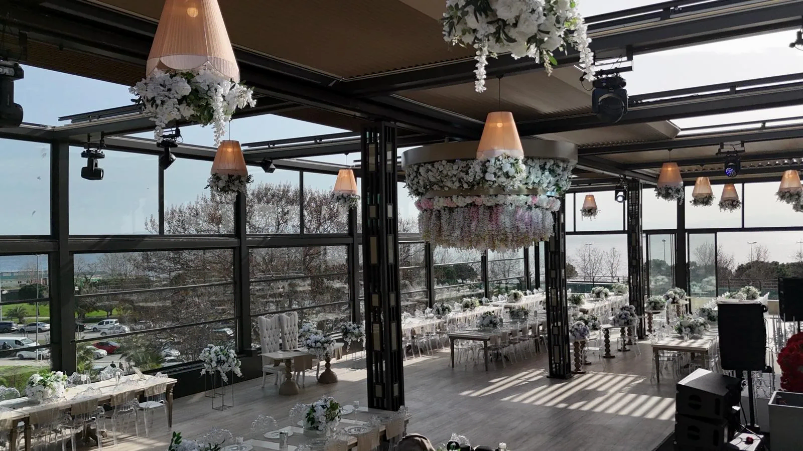 Glory Wedding Destiny Marine Hotel Kartal — cam tavan salon, beyaz çiçek ve şehir manzarası