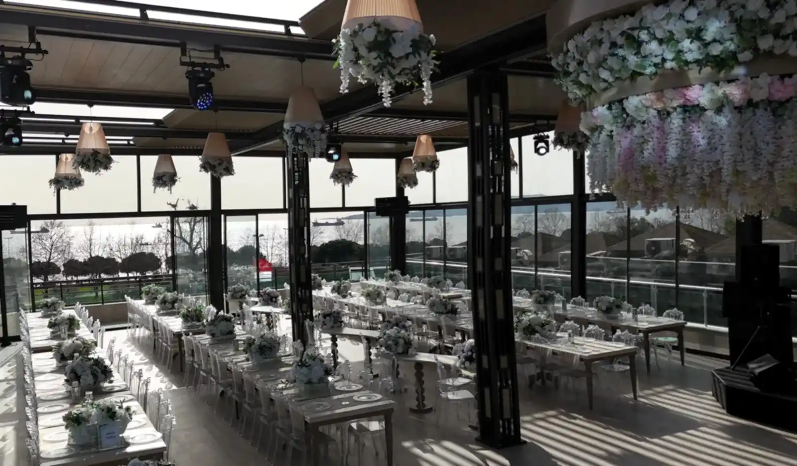 Glory Wedding Destiny Marine Hotel — cam tavanlı salon, deniz manzarası ve beyaz çiçek dekor
