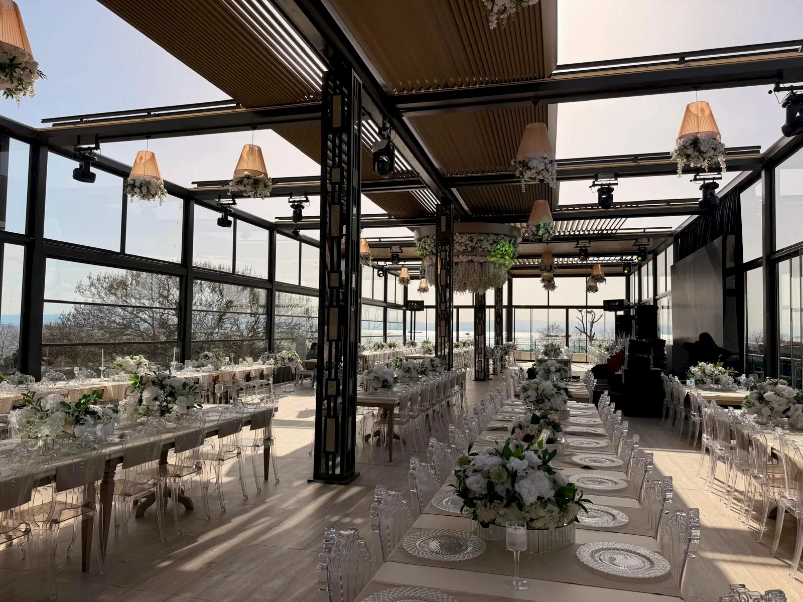 Glory Wedding Destiny Marine Hotel Kartal — cam tavan salon, şeffaf sandalye ve beyaz çiçek dekor