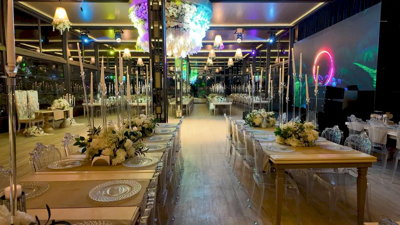Glory Wedding Destiny Marine Hotel Kartal — düğün gecesi, neon aydınlatma ve beyaz çiçek