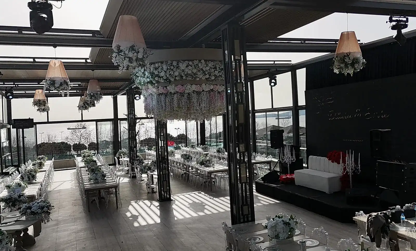 Glory Wedding Destiny Marine Hotel Kartal — sahne, LED ekran ve cam cephe