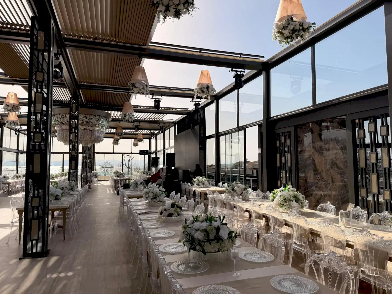 Glory Wedding Destiny Marine Hotel Kartal — uzun masa, beyaz çiçek ve deniz manzarası