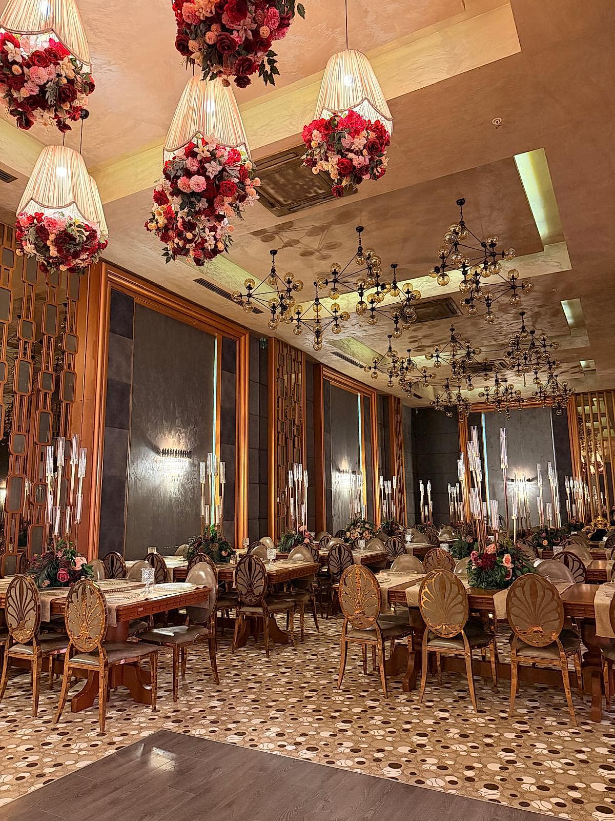 Glory Premium Wedding Venue düğün salonu — çiçekli avize ve masa kompozisyonu