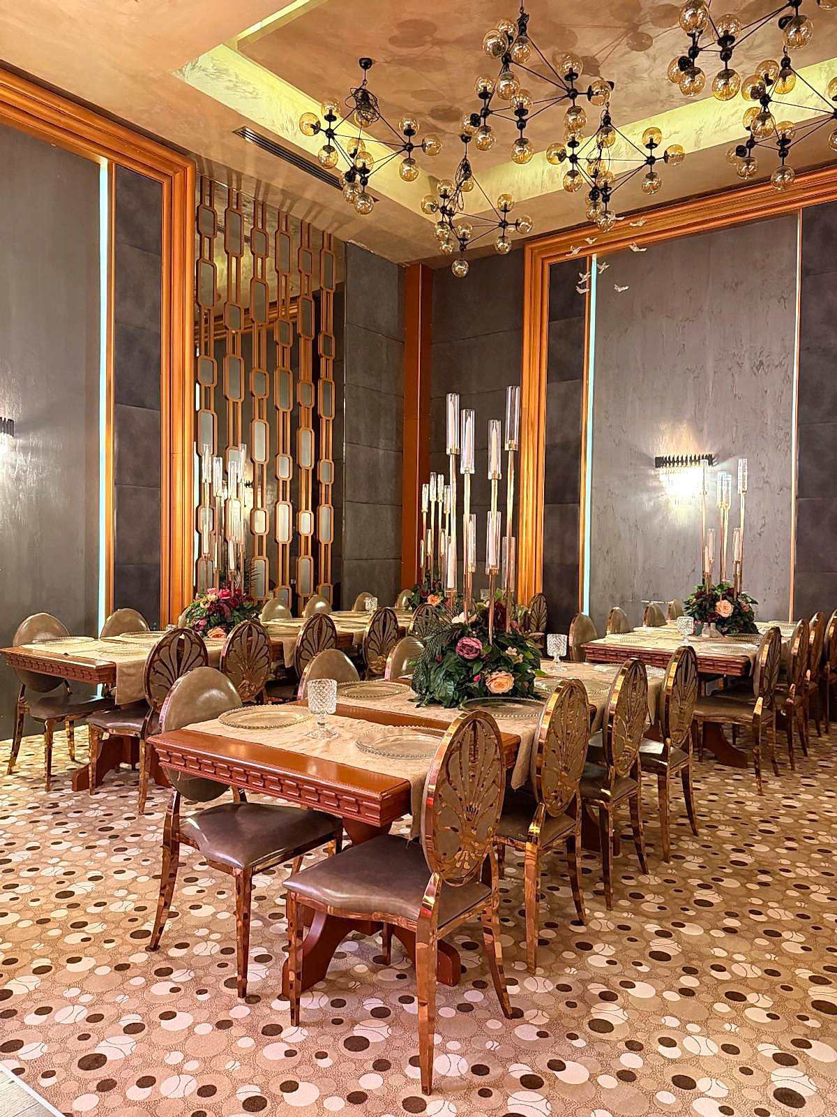 Glory Premium Wedding Venue küçük salon — masa düzeni ve modern avize