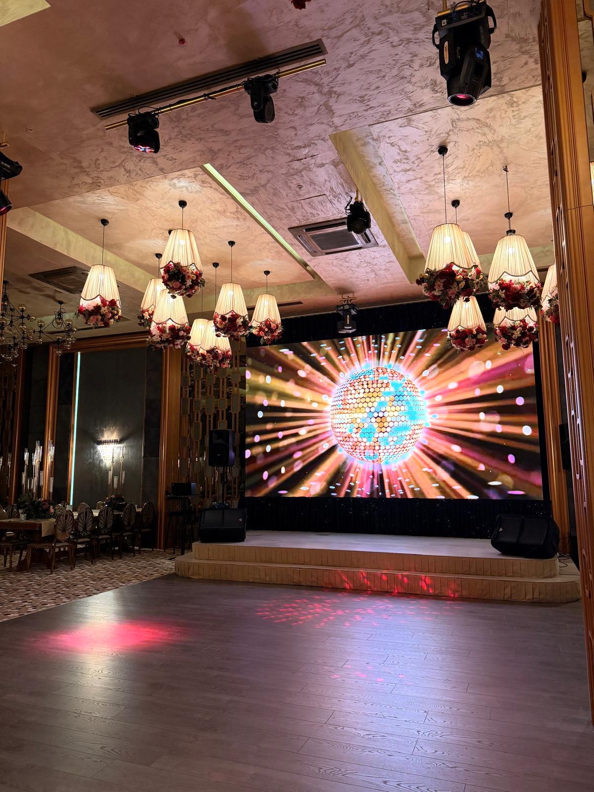 Glory Premium Wedding Venue — LED sahne ve dans pisti geniş açı görünümü