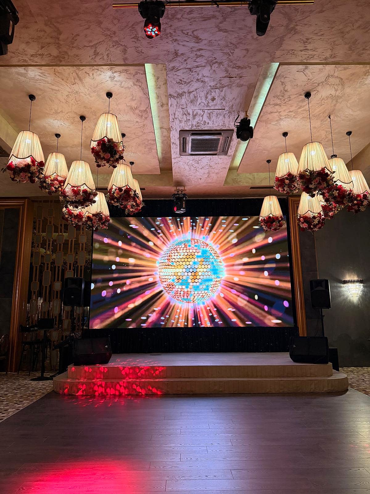 Glory Premium Wedding Venue — LED sahne ön cephesi ve çiçekli lambalar