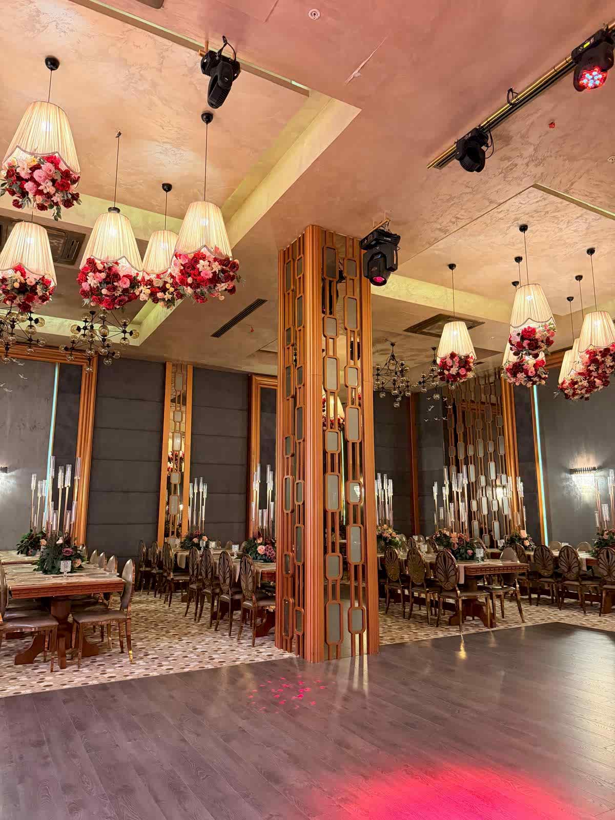 Glory Premium Wedding Venue salon — çiçekli avize ve masa dekorasyon detayı
