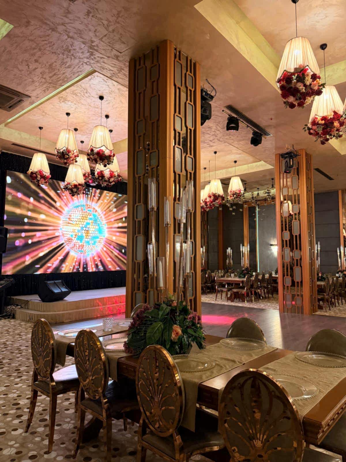 Glory Premium Wedding Venue — LED ekran, dans pisti ve masa dekorasyonu