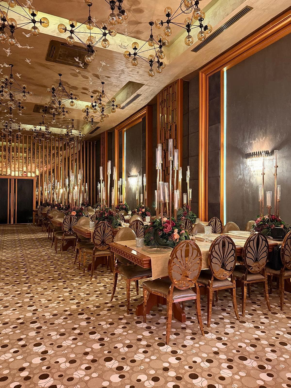 Glory Premium Wedding Venue salon — uzun masa, altın sandalye ve geniş açı panorama