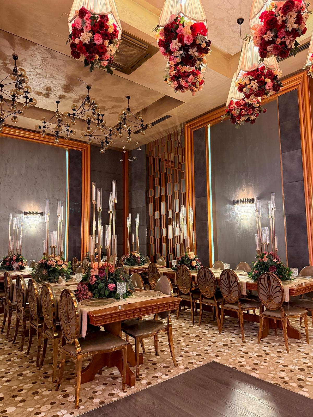 Glory Premium Wedding Venue salon — çiçekli avize altında masa düzeni ve genel görünüm