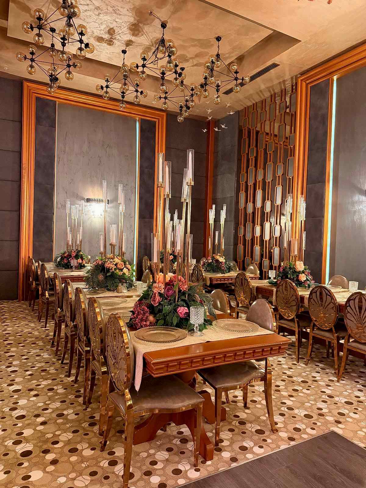 Glory Premium Wedding Venue VIP salon — mum, altın sandalye ve uzun masa düzeni