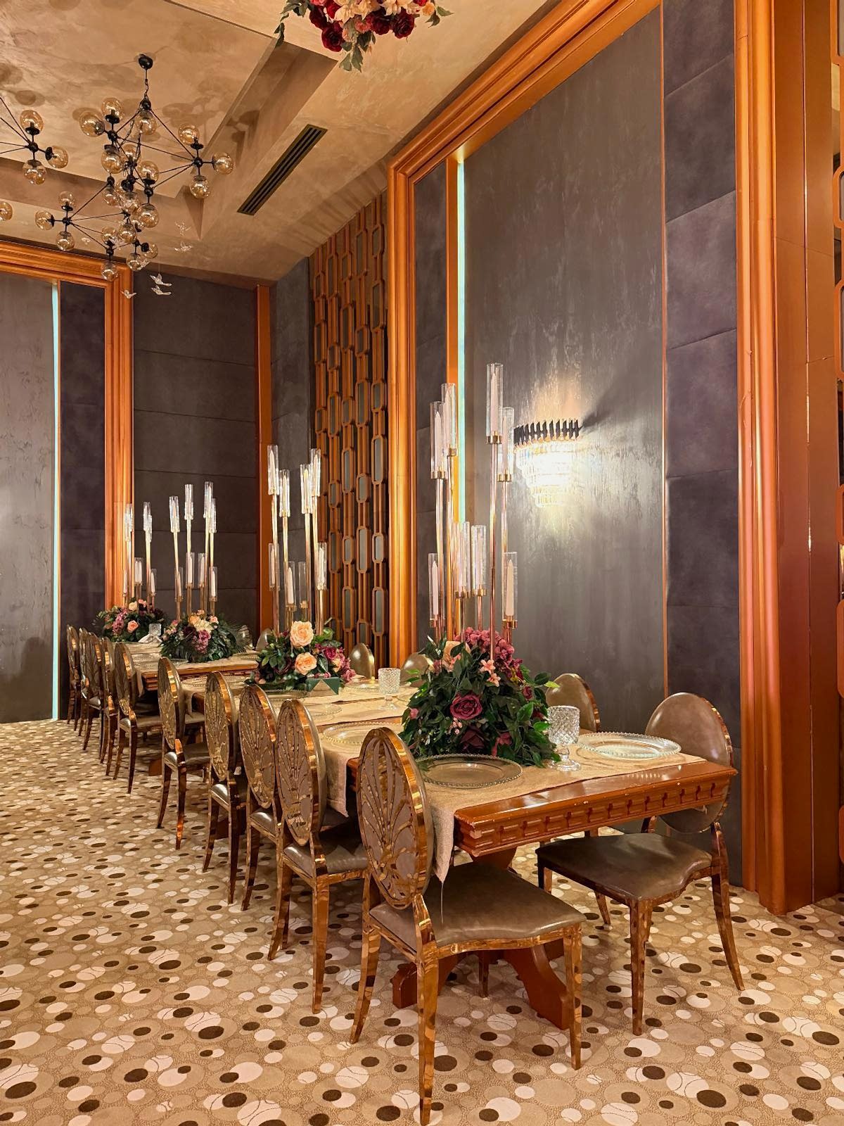 Glory Premium Wedding Venue VIP salon — uzun masa, mum ve çiçek kompozisyonu
